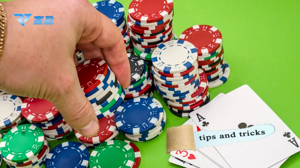 RV富盈娛樂城百家樂技巧,圖中有籌碼與撲克牌