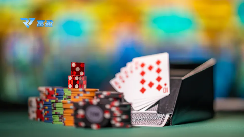 妞妞遊戲中常見牌型示意圖，搭配籌碼場景展示實戰感