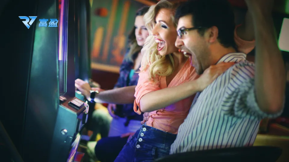 玩家開心操作老虎機畫面,象徵RV富盈娛樂城小資族也能穩玩爆分,適用儲值與遊戲權益相關內容。